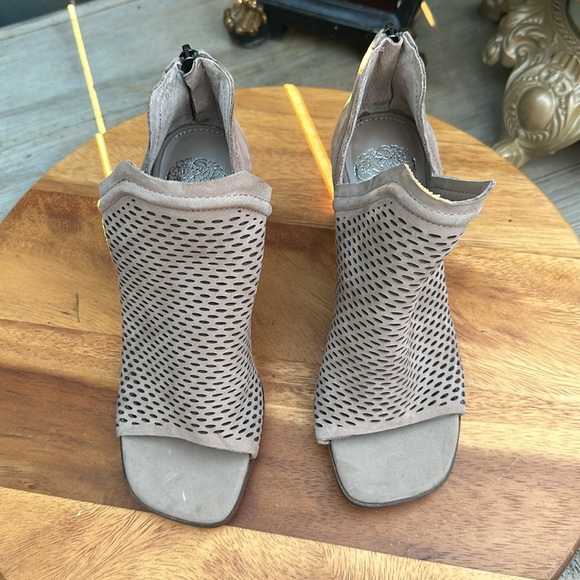 NWT Vince Camuto Katnina Beige Leather Laser Cut Ankle Booties Size 4.5 34 - Picture 3 of 13